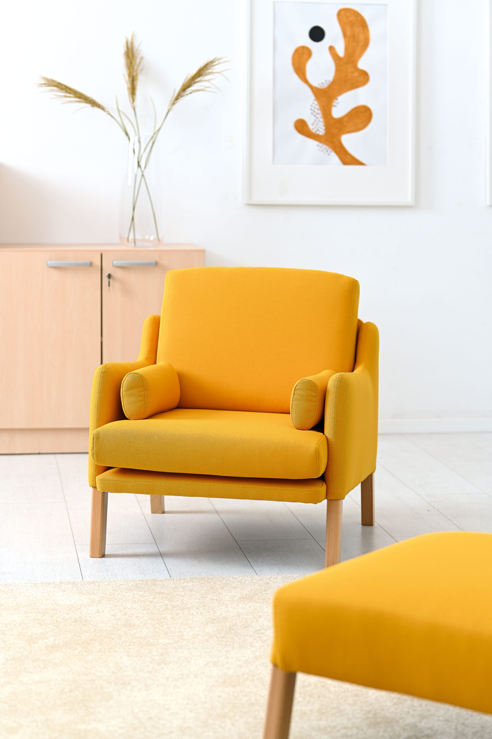 La poltrona Alan combina il fascino del design retrò con la praticità contemporanea, in quanto offre soluzioni d’arredo eleganti e funzionali.