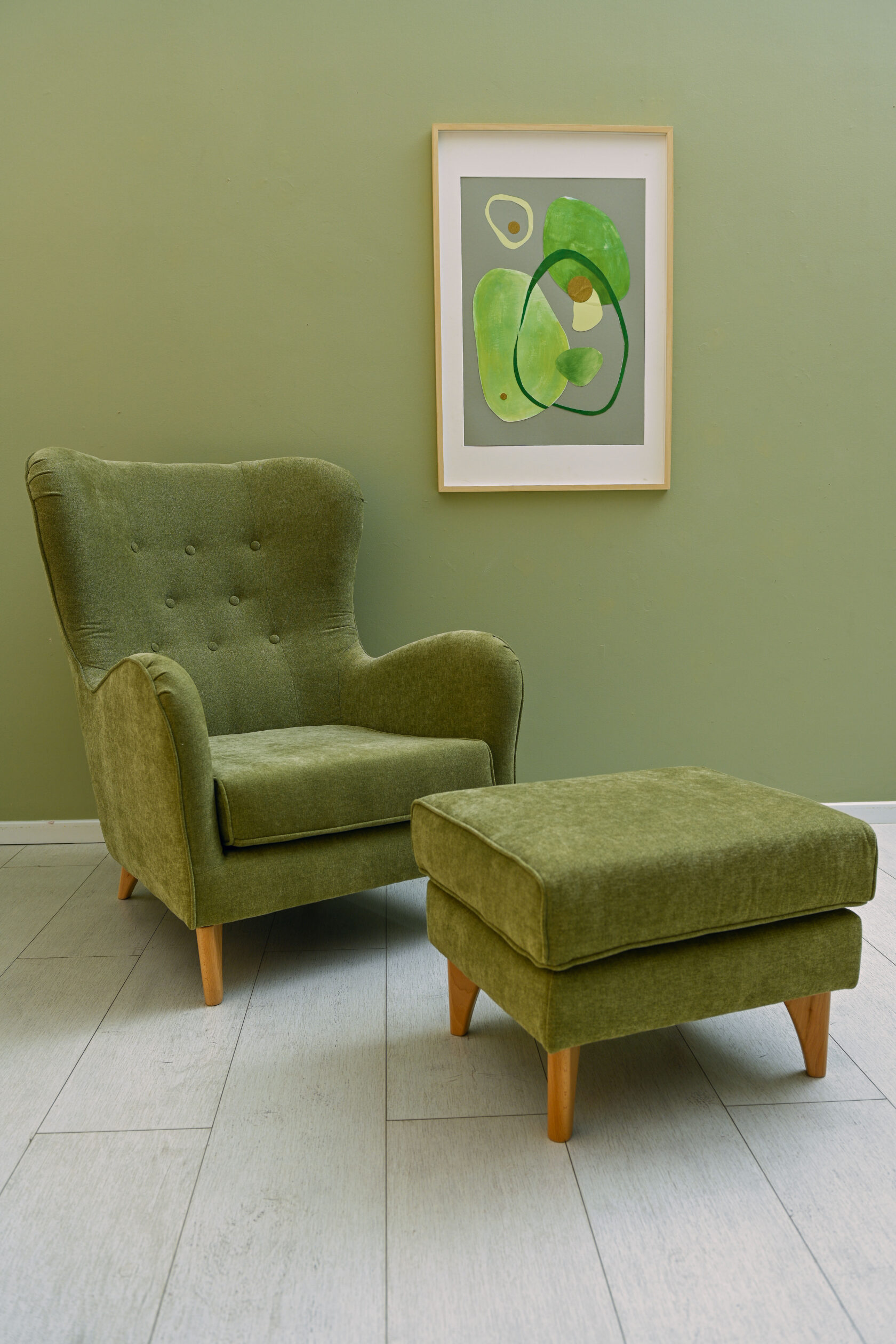 Ideale per arricchire angoli lettura, zone relax o ambienti conviviali, questa serie si distingue per il suo design equilibrato e la cura nei dettagli.