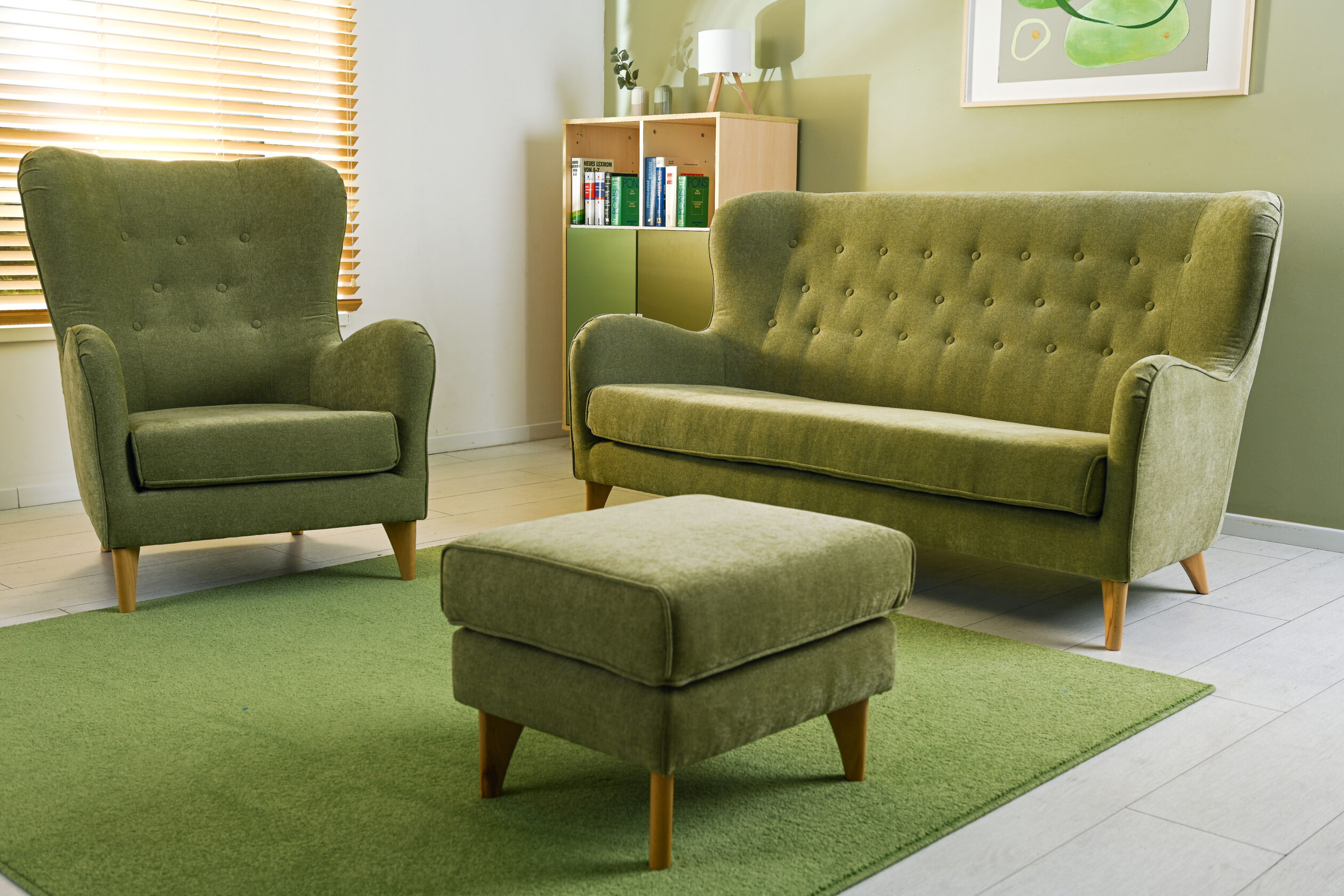 Ideale per arricchire angoli lettura, zone relax o ambienti conviviali, questa serie si distingue per il suo design equilibrato e la cura nei dettagli.