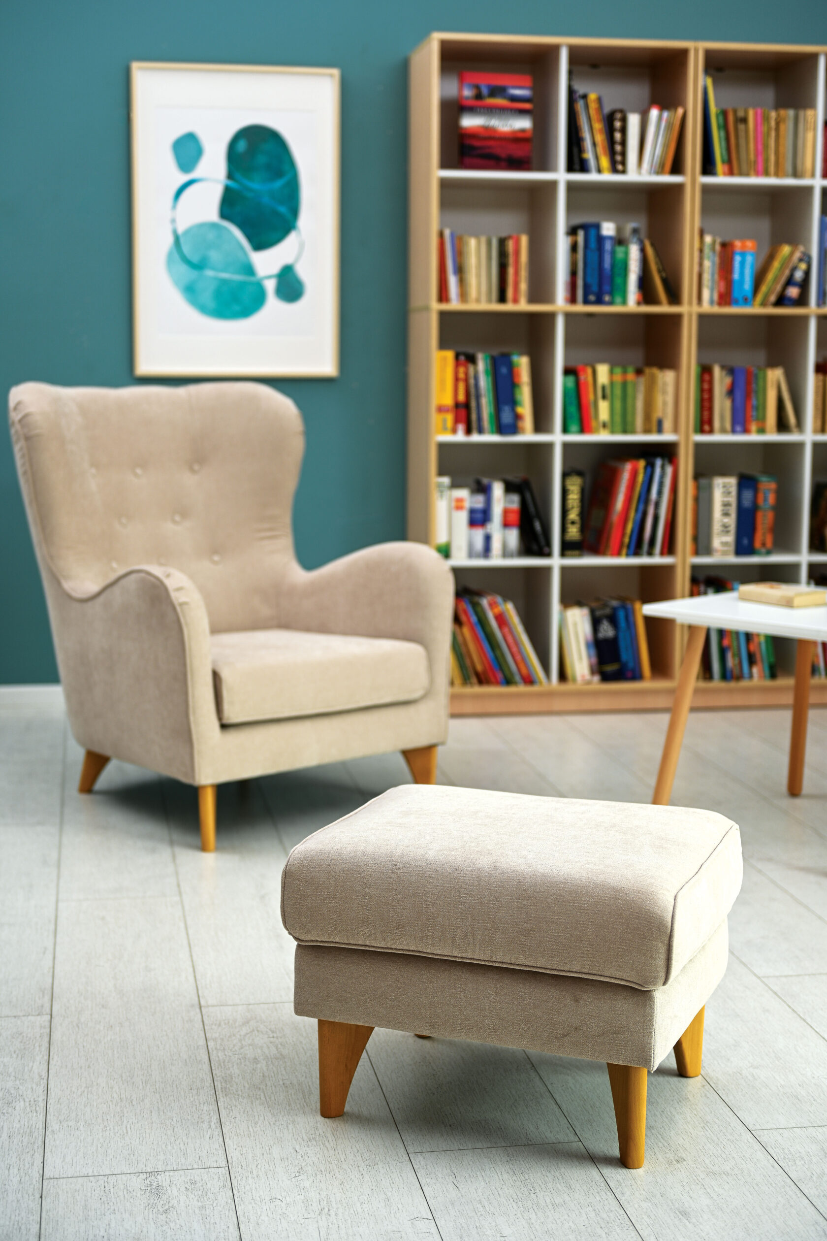 Ideale per arricchire angoli lettura, zone relax o ambienti conviviali, questa serie si distingue per il suo design equilibrato e la cura nei dettagli.