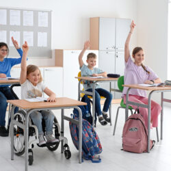 Il Tavolo Daniel è conforme alle normative PN EN 1729-1:2016-02 e PN EN 1729-2:2023-10, garantendo ergonomia e comfort per bambini e studenti di diverse fasce d’età.