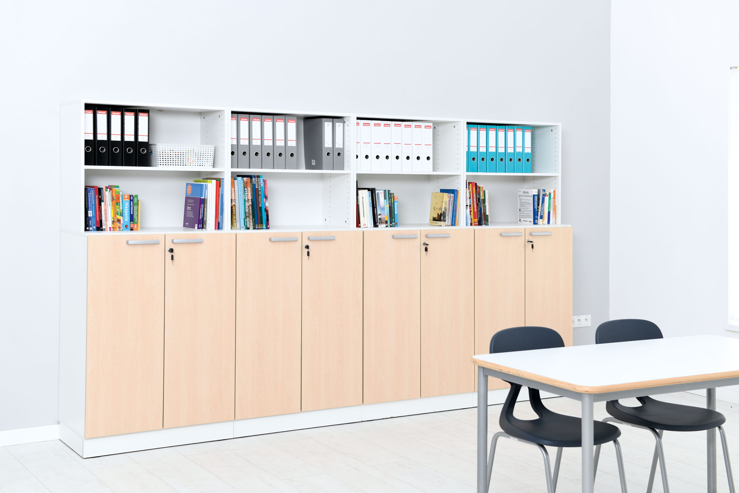 Grazie al design essenziale e alla qualità costruttiva, questi mobili offrono un’organizzazione pratica ed elegante che si adattano a diverse esigenze di spazio e stile.