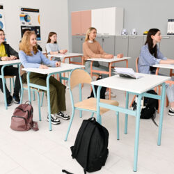 Il banco Daniel singolo con sedia è progettato per garantire comfort, resistenza e un design moderno, ideale per ambienti didattici.
