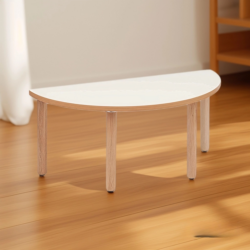 Questo tavolo semicircolare è stato realizzato in multistrato di betulla di spessore mm 23 con bordi arrotondati per la sicurezza dei più piccoli.