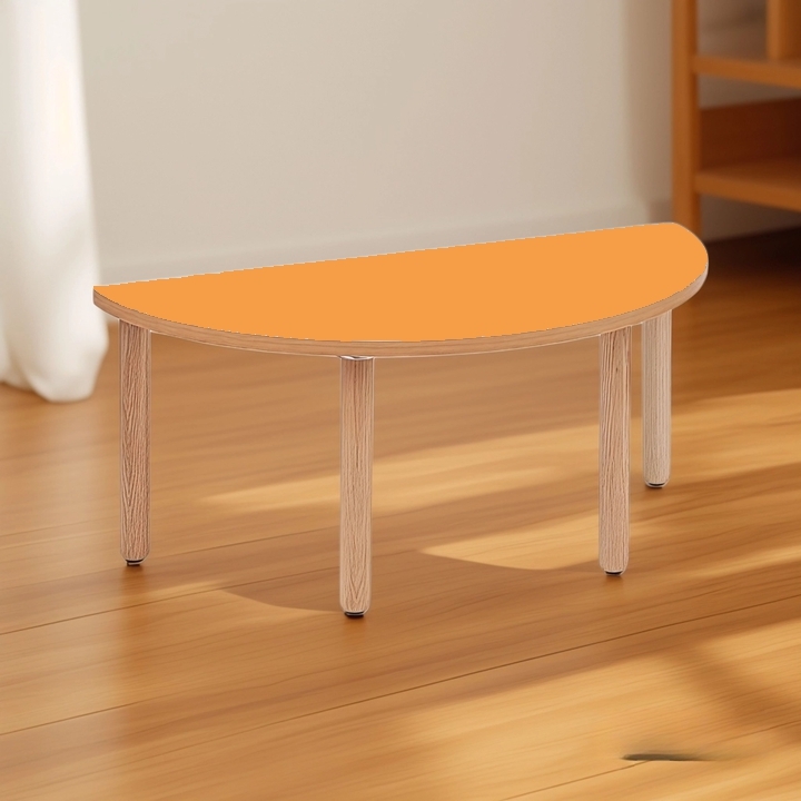 Questo tavolo semicircolare è stato realizzato in multistrato di betulla di spessore mm 23 con bordi arrotondati per la sicurezza dei più piccoli.