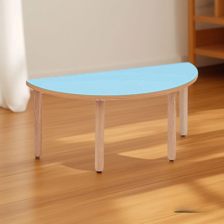 Questo tavolo semicircolare è stato realizzato in multistrato di betulla di spessore mm 23 con bordi arrotondati per la sicurezza dei più piccoli.