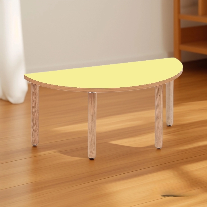 Questo tavolo semicircolare è stato realizzato in multistrato di betulla di spessore mm 23 con bordi arrotondati per la sicurezza dei più piccoli.