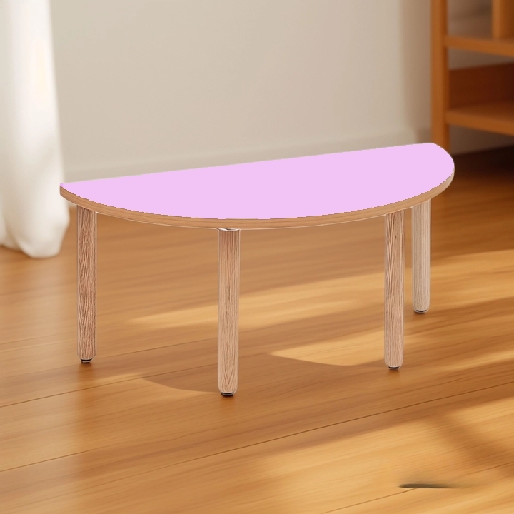 Questo tavolo semicircolare è stato realizzato in multistrato di betulla di spessore mm 23 con bordi arrotondati per la sicurezza dei più piccoli.