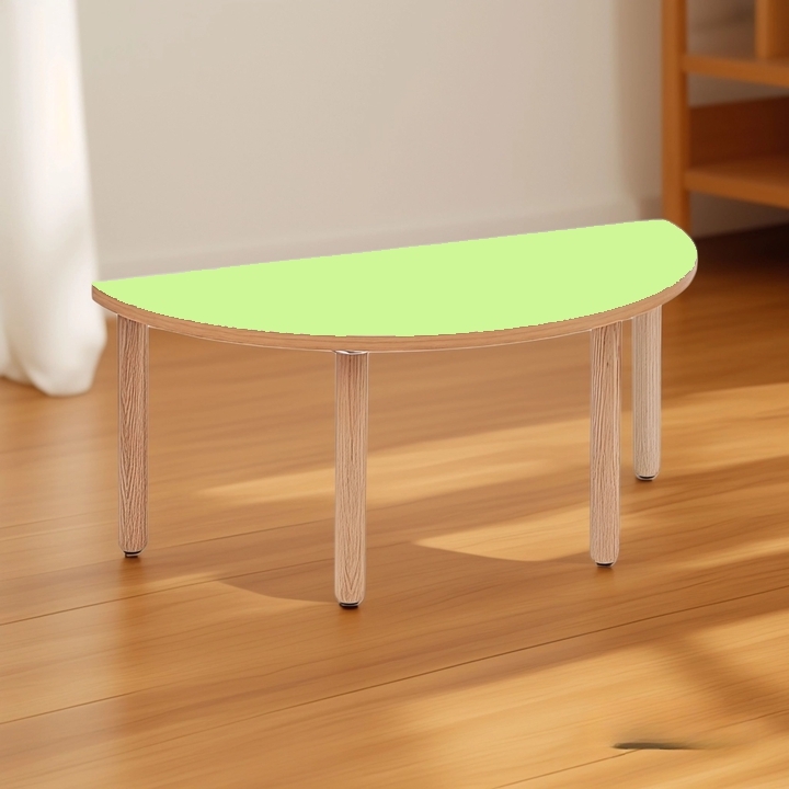 Questo tavolo semicircolare è stato realizzato in multistrato di betulla di spessore mm 23 con bordi arrotondati per la sicurezza dei più piccoli.