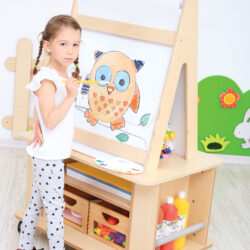 Questo cavalletto con rotolo di carta è la soluzione ideale per arredare con stile e funzionalità un angolo d’arte dedicato ai bambini.