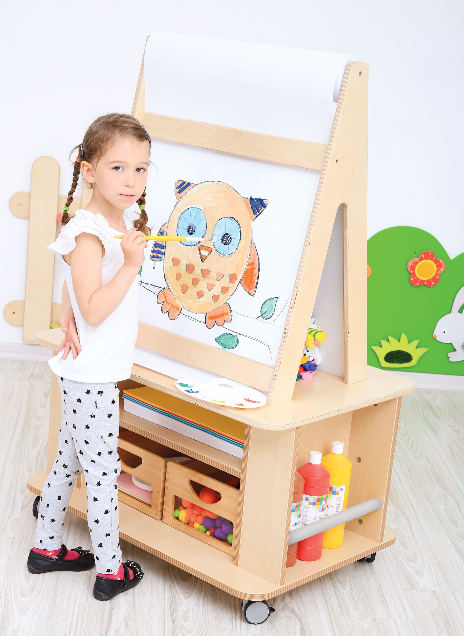 Questo cavalletto con rotolo di carta è la soluzione ideale per arredare con stile e funzionalità un angolo d’arte dedicato ai bambini.