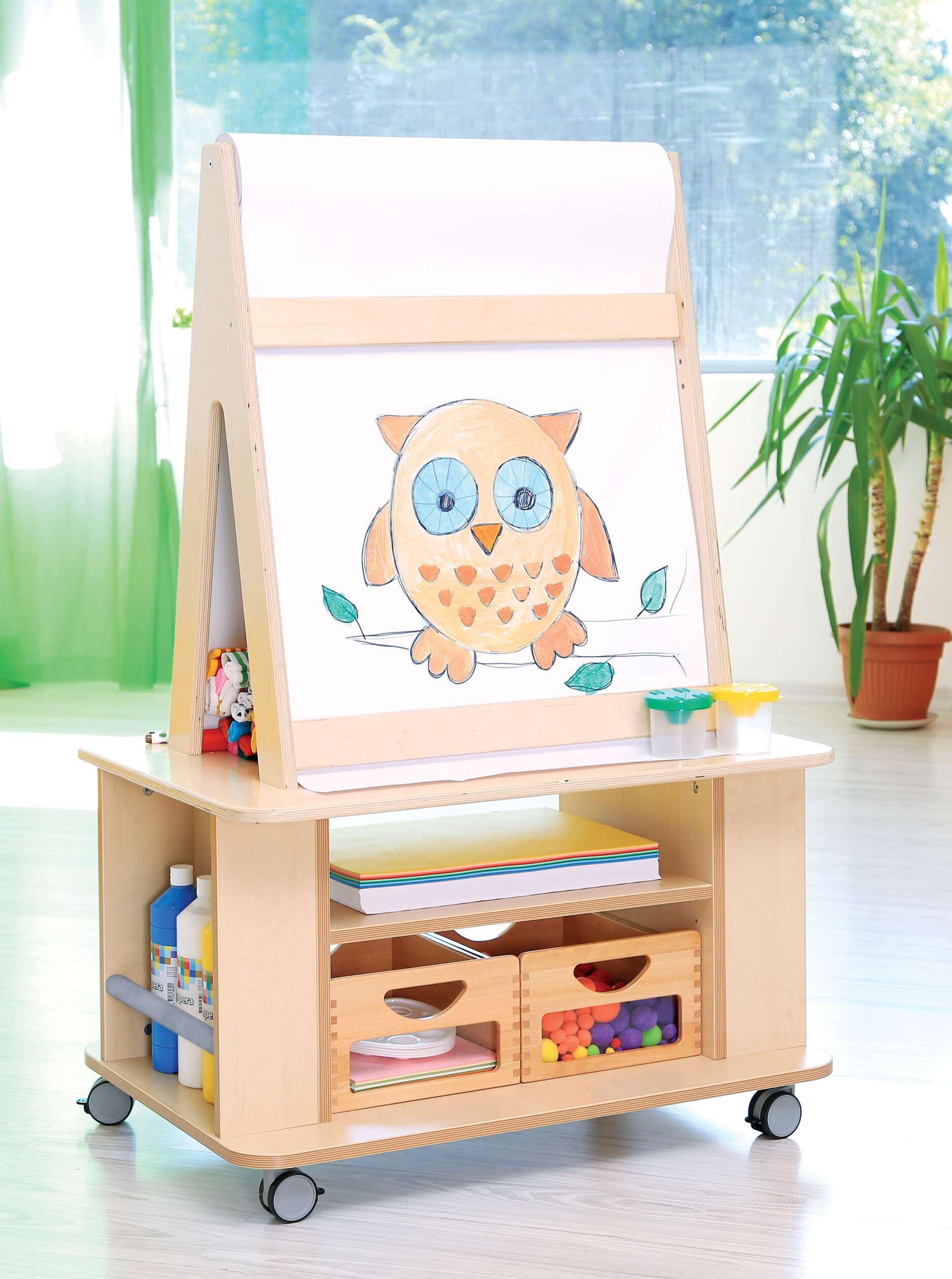 Questo cavalletto con rotolo di carta è la soluzione ideale per arredare con stile e funzionalità un angolo d’arte dedicato ai bambini.