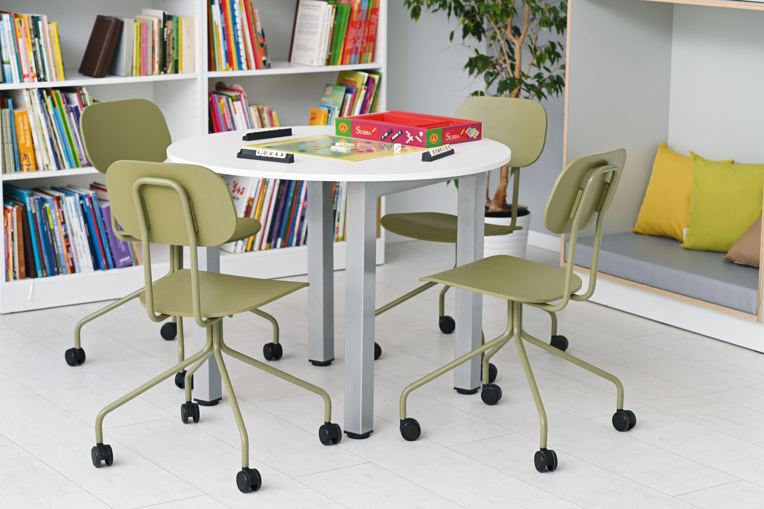 Tavolo dal design essenziale e funzionale, ideale per ambienti scolastici, uffici, sale riunioni o spazi collettivi.