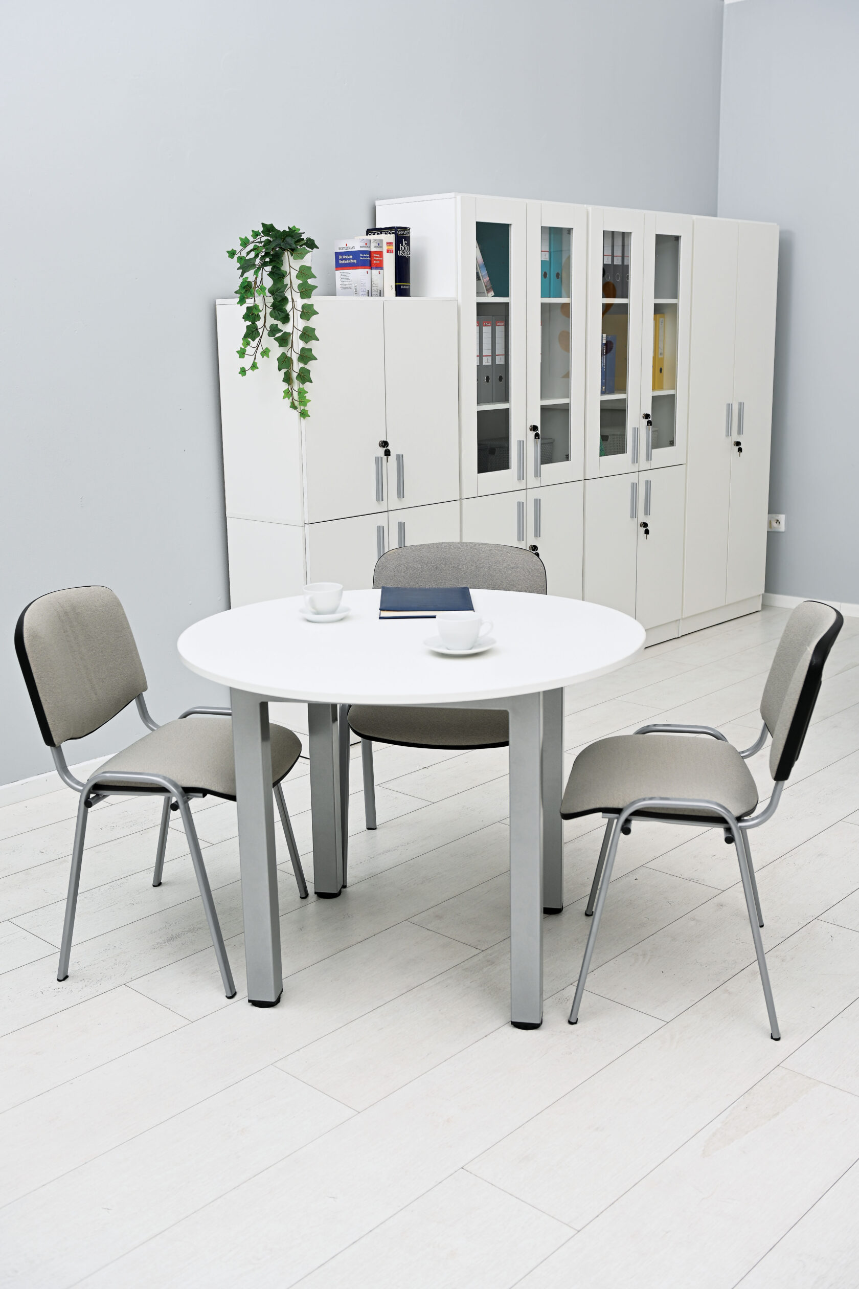 Tavolo dal design essenziale e funzionale, ideale per ambienti scolastici, uffici, sale riunioni o spazi collettivi.