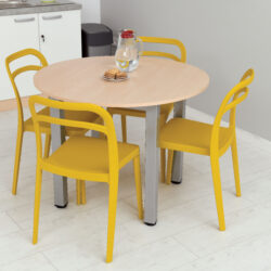Tavolo dal design essenziale e funzionale, ideale per ambienti scolastici, uffici, sale riunioni o spazi collettivi.