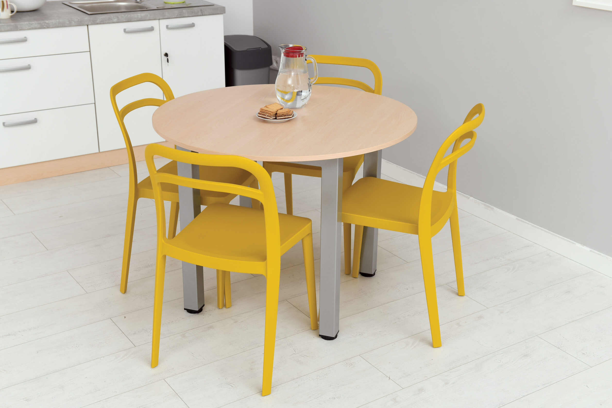 Tavolo dal design essenziale e funzionale, ideale per ambienti scolastici, uffici, sale riunioni o spazi collettivi.