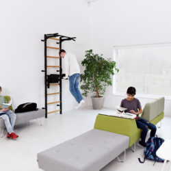 Ideale per uffici moderni e spazi pubblici, offre un mix di comfort ed ergonomia, e rende ogni area più invitante e versatile.