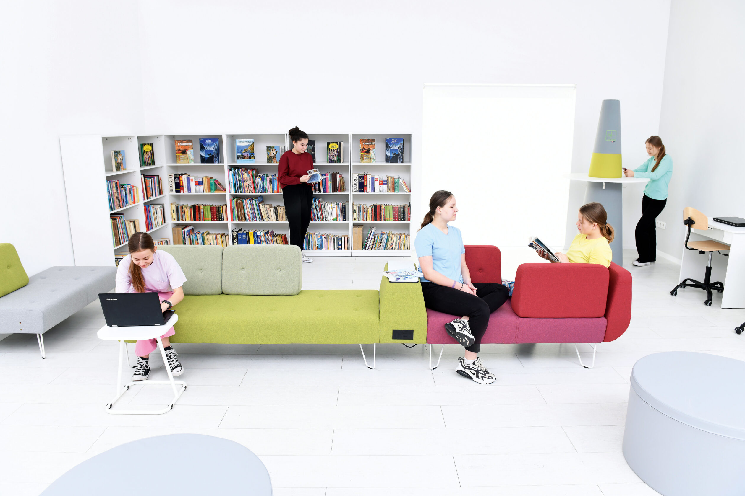 I Divani componibili U_FLOE 4 ignifughi rappresentano una soluzione sofisticata e funzionale per ambienti lavorativi e spazi pubblici.
