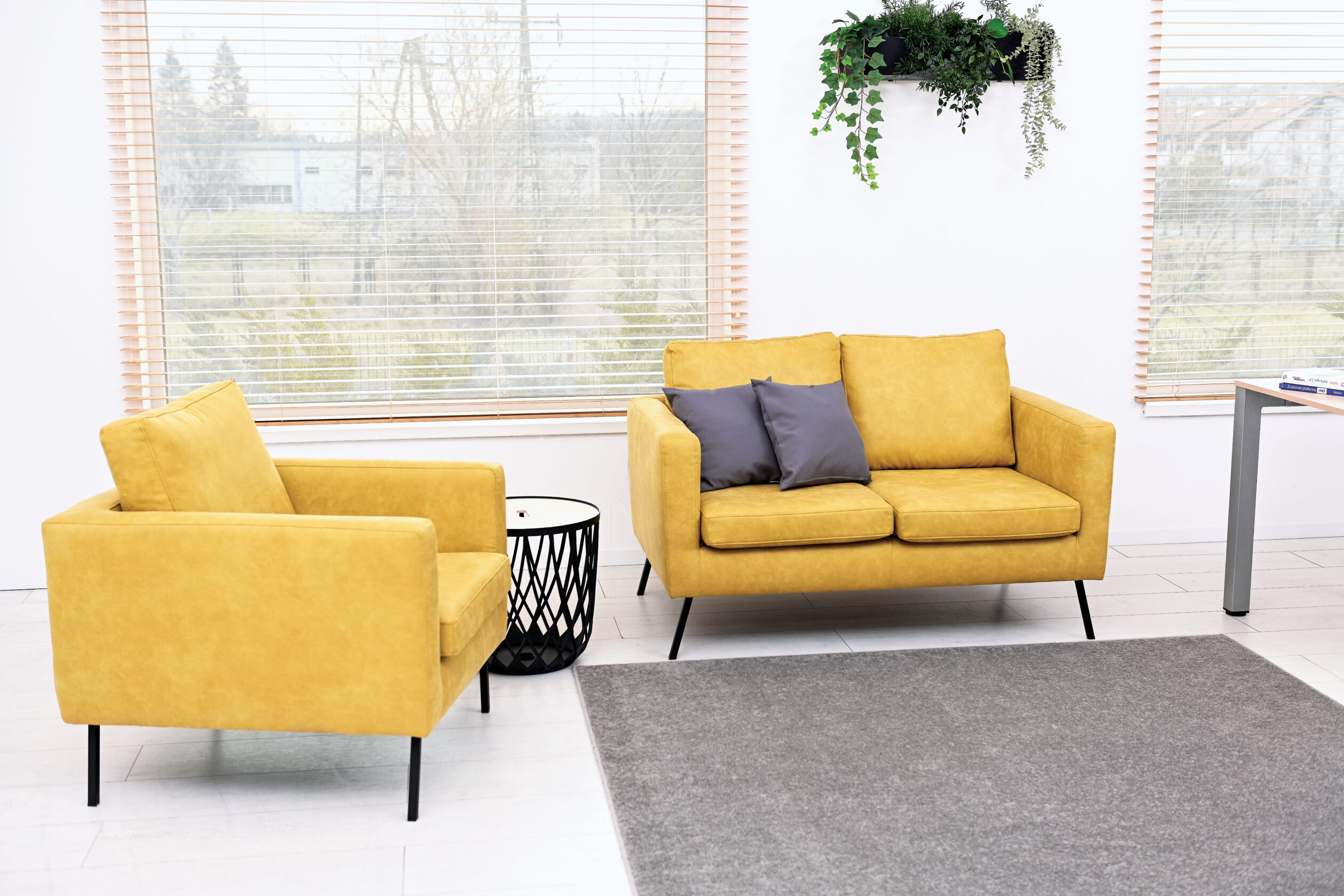 Il design contemporaneo si distingue per le gambe rettangolari in metallo nero, che conferiscono un tocco industrial chic e garantiscono stabilità e resistenza.