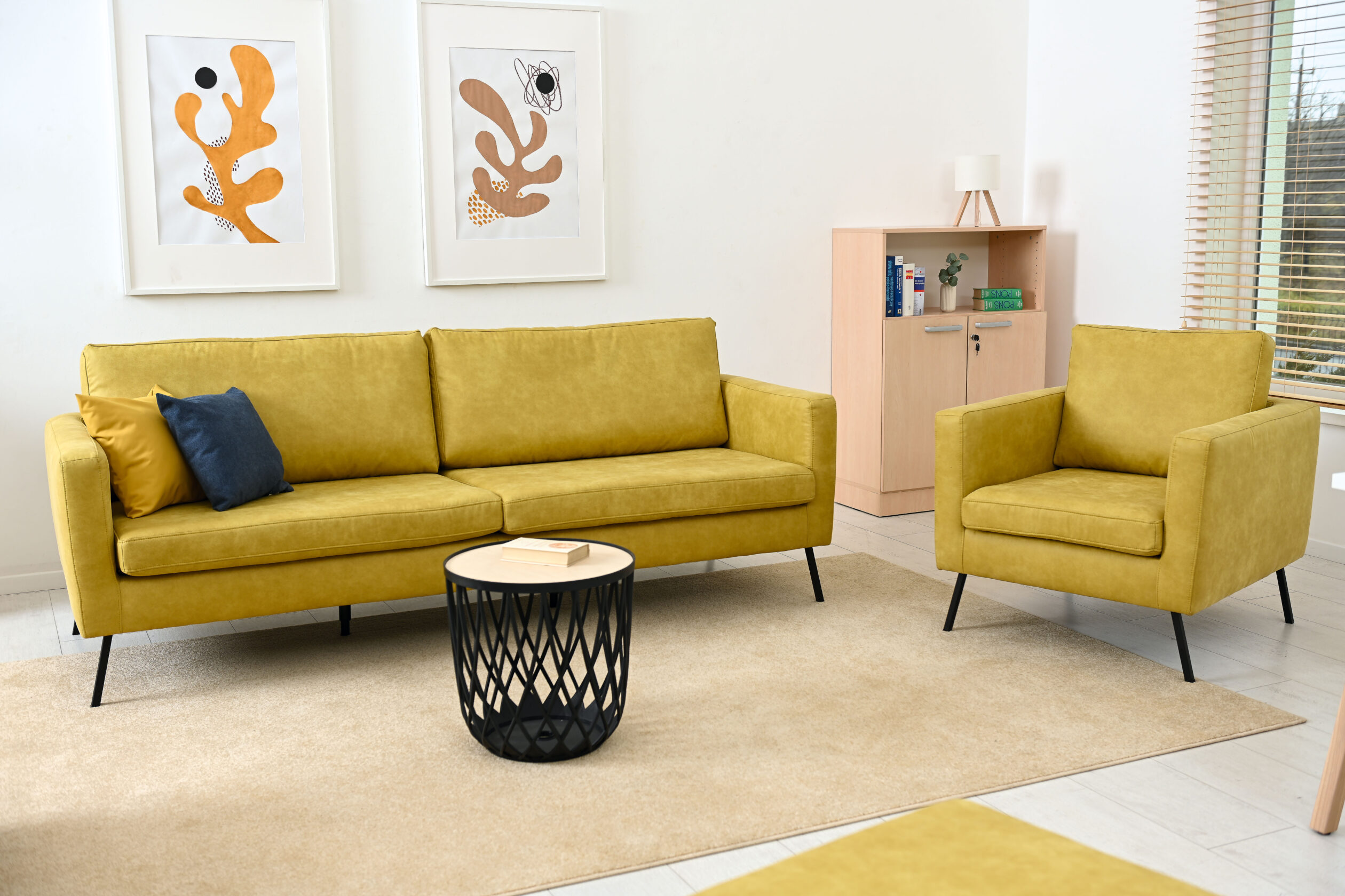 Il design raffinato si distingue per le gambe rettangolari in metallo nero, che conferiscono stabilità e un tocco industrial chic.