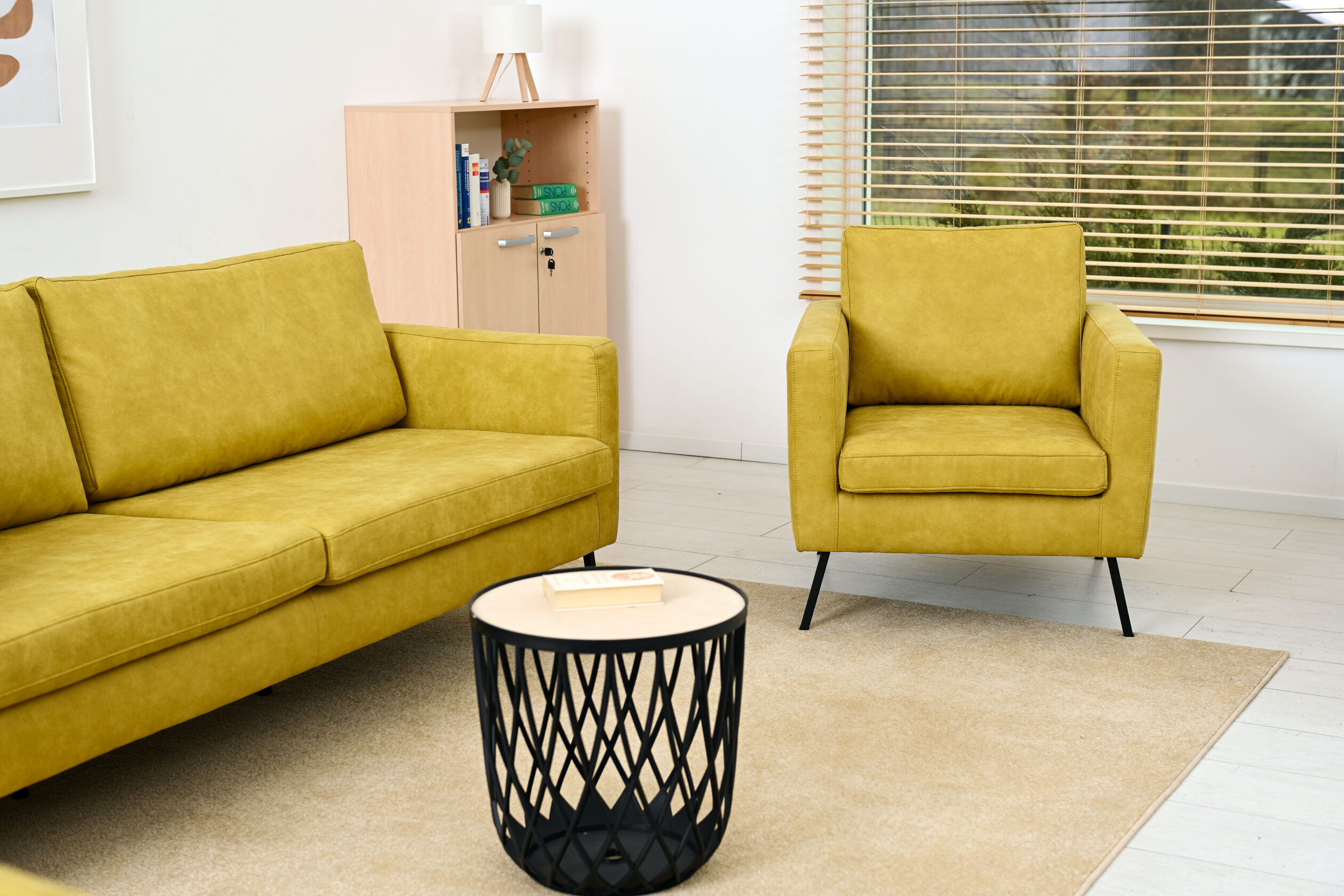 Il design raffinato si distingue per le gambe rettangolari in metallo nero, che conferiscono stabilità e un tocco industrial chic.