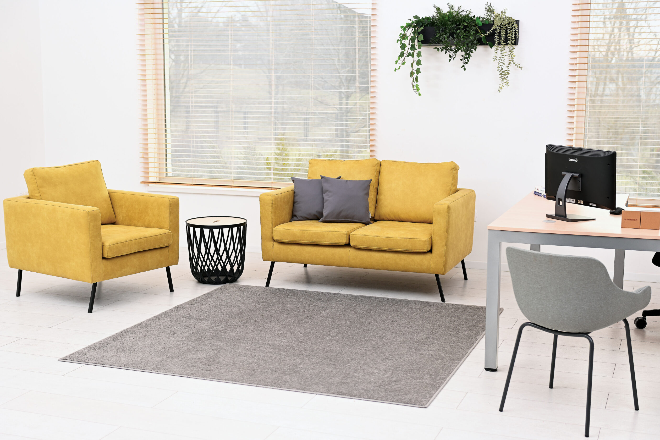 Il design raffinato si distingue per le gambe rettangolari in metallo nero, che conferiscono stabilità e un tocco industrial chic.