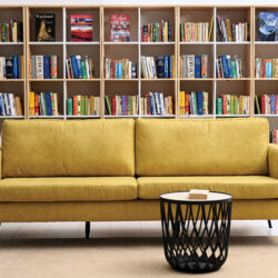 Questo elegante pouf si distingue per le gambe rettangolari in metallo nero, che donano un tocco contemporaneo e garantiscono stabilità e resistenza.