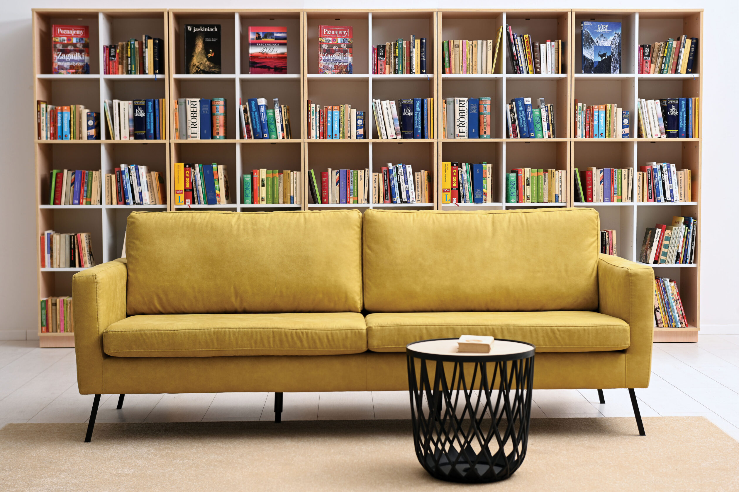 Questo elegante pouf si distingue per le gambe rettangolari in metallo nero, che donano un tocco contemporaneo e garantiscono stabilità e resistenza.