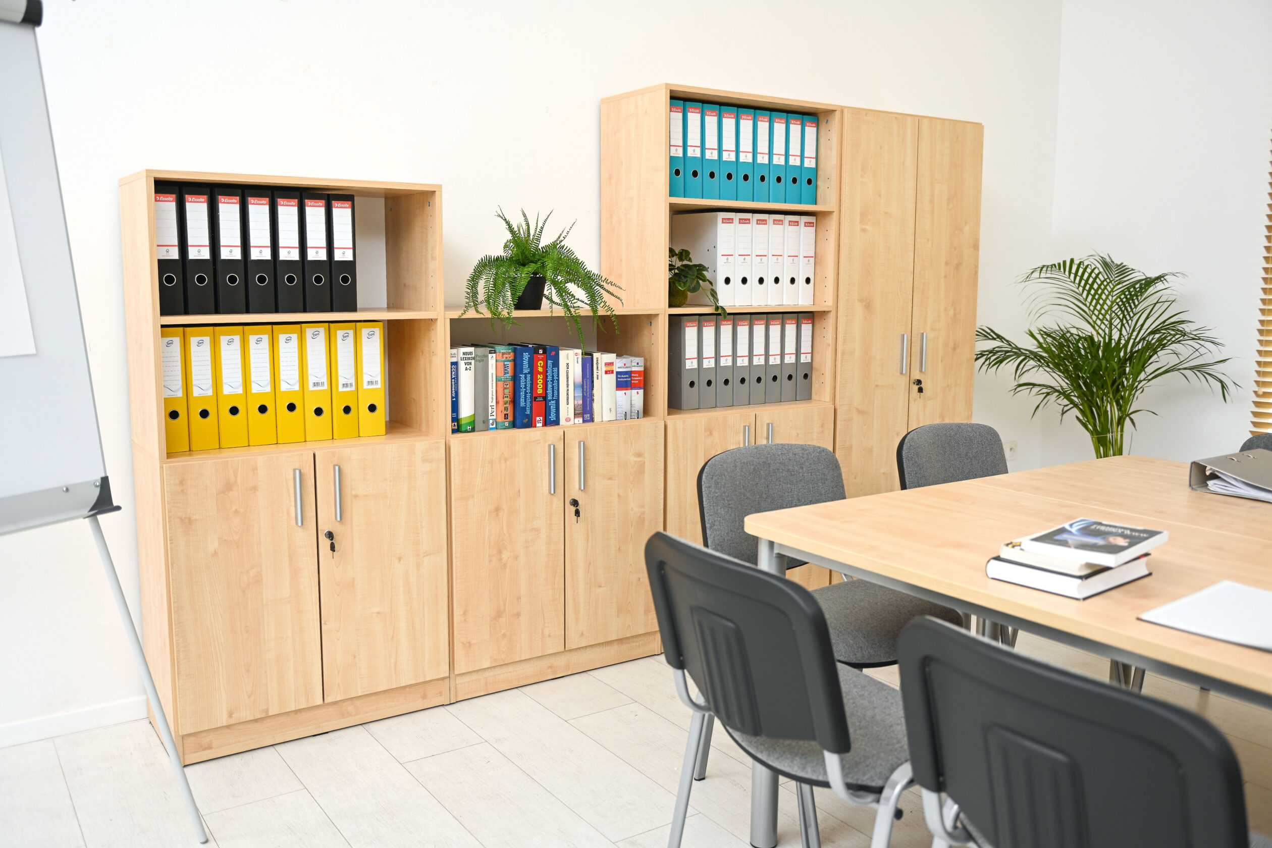 Questa libreria con mobile integrato è la soluzione ideale per chi desidera coniugare estetica e praticità all’interno di ambienti domestici o professionali.