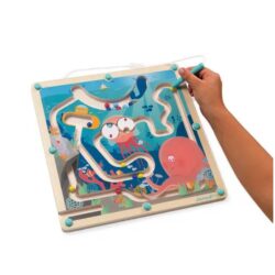 E' un affascinante gioco educativo che trasporta i bambini nel cuore del mondo sottomarino, stimolando logica, concentrazione e motricità fine.