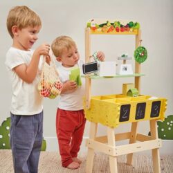 E' un coloratissimo mercato in stile contadino, pensato per stimolare l’immaginazione, il gioco di ruolo e le abilità sociali dei più piccoli.