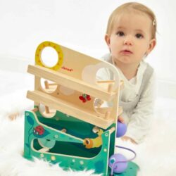 E' un divertente e colorato gioco di movimento pensato per catturare l’attenzione dei più piccoli e stimolare le loro abilità motorie e cognitive.