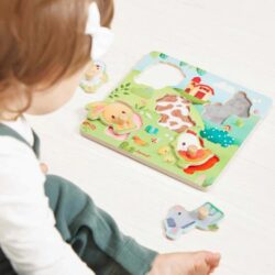 Il Puzzle Tattile Fattoria è un’esperienza di gioco multisensoriale pensata per stimolare il tatto, la vista e la curiosità dei più piccoli.