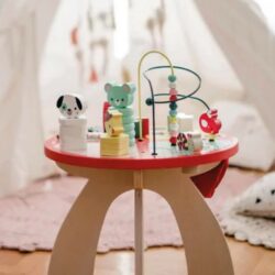 Ogni lato del tavolo offre esperienze di gioco diverse – ingranaggi da far girare, labirinti con perline colorate, forme da inserire, e teneri personaggi del bosco da scoprire.