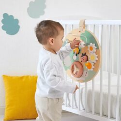 Progettato per accompagnare i bambini nella scoperta del mondo attraverso il tatto, la vista e il movimento, in quanto offre un'esperienza di gioco coinvolgente in uno spazio contenuto.