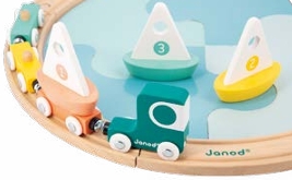 Il Circuito barche a vela è un gioco affascinante e ricco di avventure pensato per stimolare la creatività e la motricità dei più piccoli.
