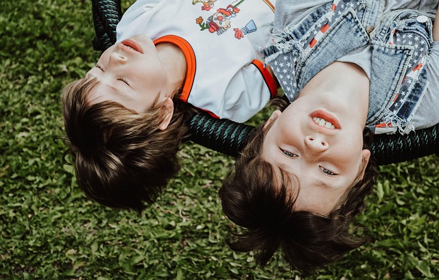 Bambini che giocano in giardino della scuola, progettazione spazi esterni nido e scuola dell'infanzia arredo per asili
