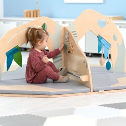 L'isolotto - sviluppo multisensoriale è progettato per offrire ai bambini un ambiente sicuro, stimolante e accogliente dove esplorare, giocare e sviluppare abilità sensoriali e motorie.