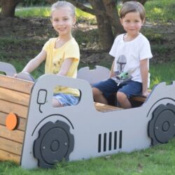 La macchinina delle avventure – immaginazione e giochi di ruolo è realizzata in legno di pino impregnato a pressione, che è stato trattato con un doppio smalto a cera ad olio per legno.