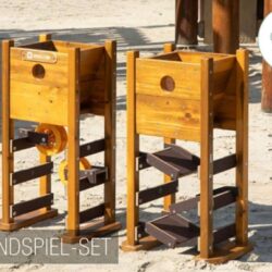 Il set Le due torri - creatività e psicomotricità rappresentano depositi di sabbia, che possono essere aperti per portare la sabbia verso il basso sugli scivoli di sabbia o sulle ruote di sabbia.