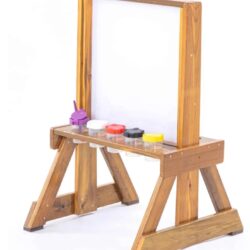 La struttura robusta assicura che la tavola stia in piedi in modo sicuro anche durante il gioco vivace e rimanga un ambiente invitante per lo sviluppo creativo.