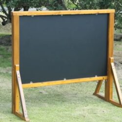 La Grande lavagna della creatività Realizzata in legno di pino impregnato a pressione e HPL (High Pressure Laminate), non è solo stabile e durevole, ma anche protetta in modo ottimale dalle intemperie.