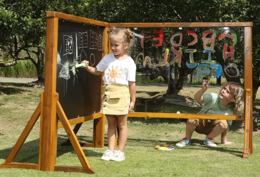 La Lavagna trasparente - creatività senza limiti potenzia lo sviluppo creativo poiché consente ai bambini di sperimentare diversi colori e dare vita alla loro opera d'arte.