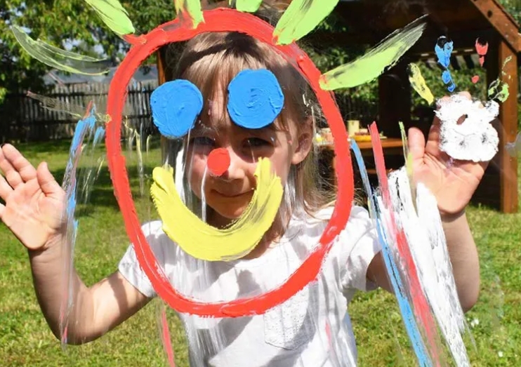 La Lavagna trasparente - creatività senza limiti potenzia lo sviluppo creativo poiché consente ai bambini di sperimentare diversi colori e dare vita alla loro opera d'arte.