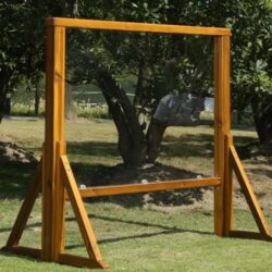 La Lavagna trasparente - creatività senza limiti potenzia lo sviluppo creativo poiché consente ai bambini di sperimentare diversi colori e dare vita alla loro opera d'arte.