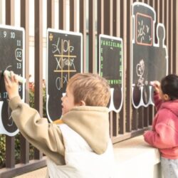 Il treno delle lavagne - sviluppo creativo è un tabellone da gioco innovativo ed educativo, ideale per l'uso in asili, scuole elementari, parchi giochi.