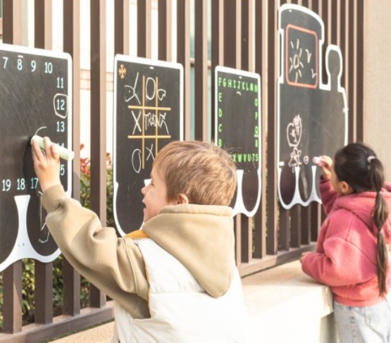 Il treno delle lavagne - sviluppo creativo è un tabellone da gioco innovativo ed educativo, ideale per l'uso in asili, scuole elementari, parchi giochi.