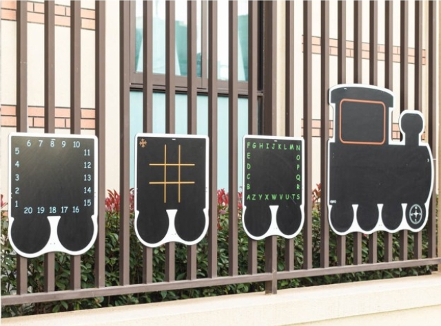 Il treno delle lavagne - sviluppo creativo è un tabellone da gioco innovativo ed educativo, ideale per l'uso in asili, scuole elementari, parchi giochi.