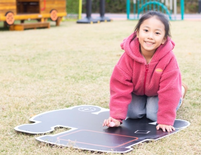 Il treno delle lavagne - sviluppo creativo è un tabellone da gioco innovativo ed educativo, ideale per l'uso in asili, scuole elementari, parchi giochi.