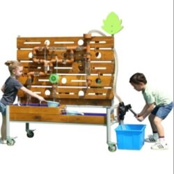 La parete mobile per giochi d'acqua è un'area gioco multifunzionale che offre esperienze divertenti ed educative all’aperto e stimola nei bambini curiosità, creatività e spirito di collaborazione.
